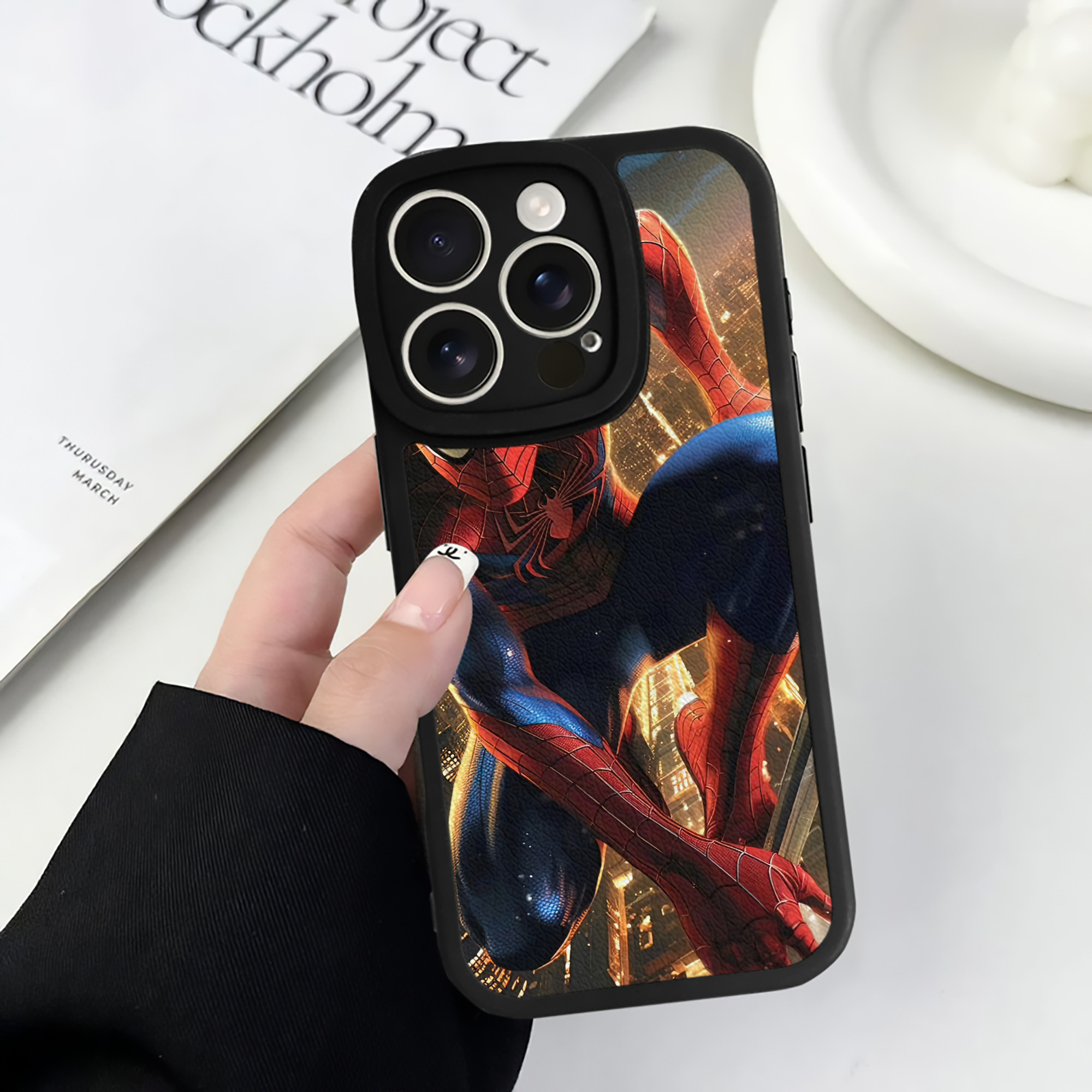 Spider Man スパイダーマン 【iPhone 16シリーズ対応】シリコンスマホケース（レザー調） 材質：シリコン